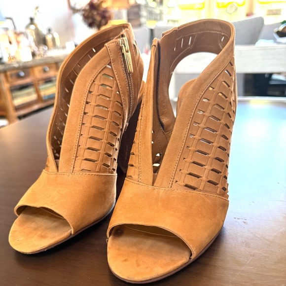 VINCE CAMUTO Tan Suede Sandals - Size 8.5 - Picture 6 of 16